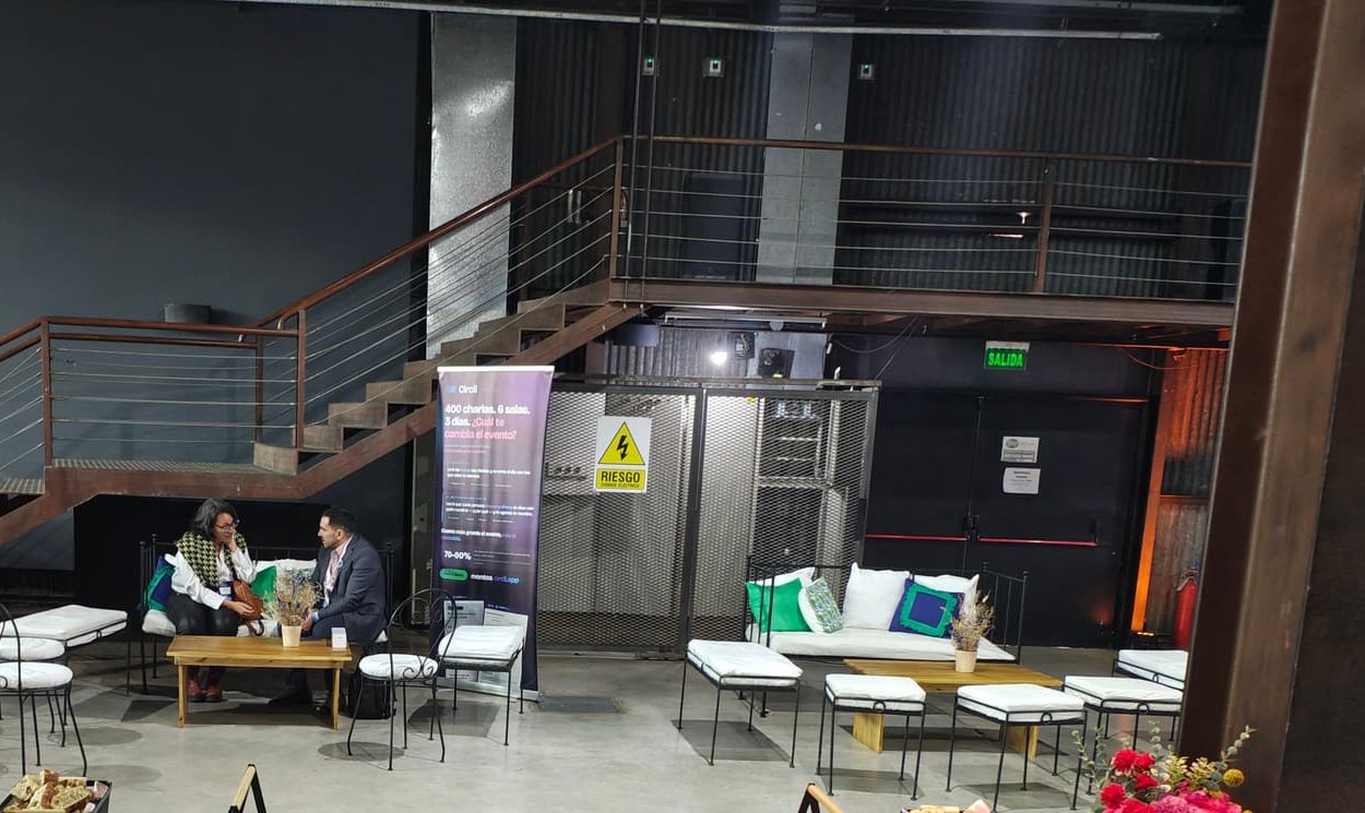 Espacio de networking con sillones y dos personas reunidas en una mesa baja